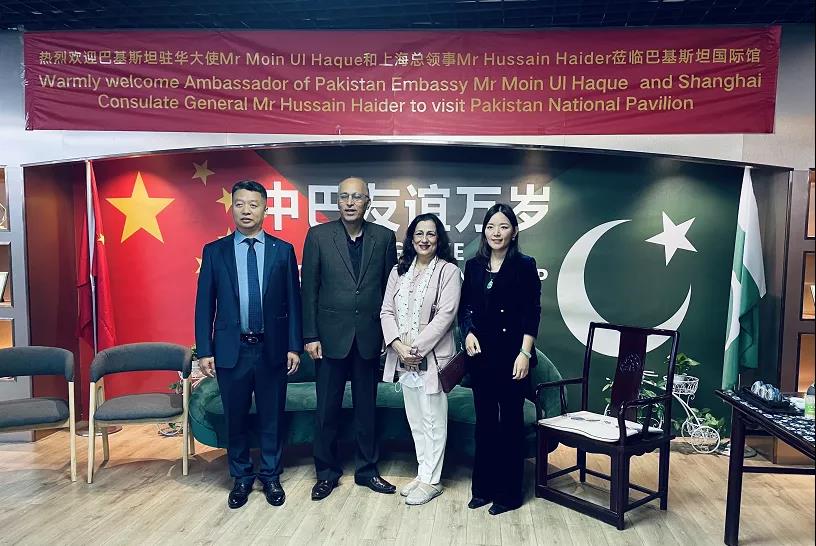 巴基斯坦駐華大使Mr Moin Ul Haque和上?？傤I(lǐng)事Mr Hussain Haider合影